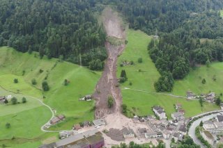 On ne sait toujours pas quand, comment et dans quels proportions les quelque 60'000 tonnes de terre qui tiennent encore vont descendre, a indiqué dimanche la commune de Glaris-Sud dans un communiqué. La situation reste critique et instable.